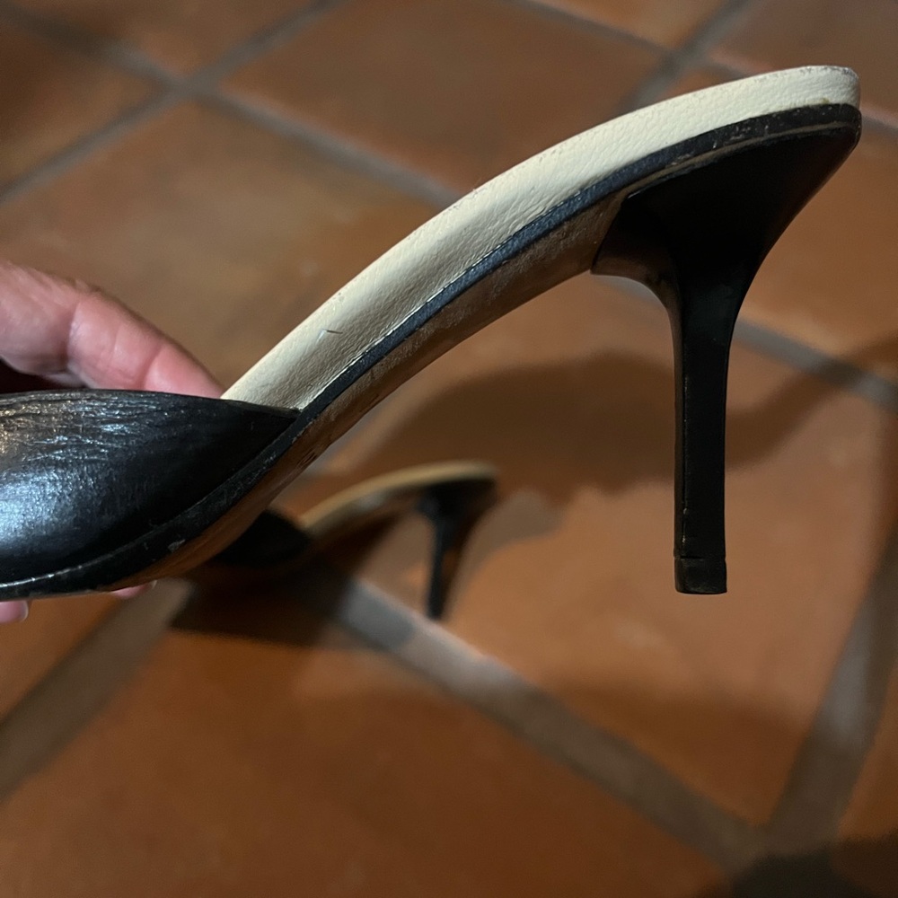 Gucci Black Leather Mules with Heels and Brass Buckle - Picture 7 of 7